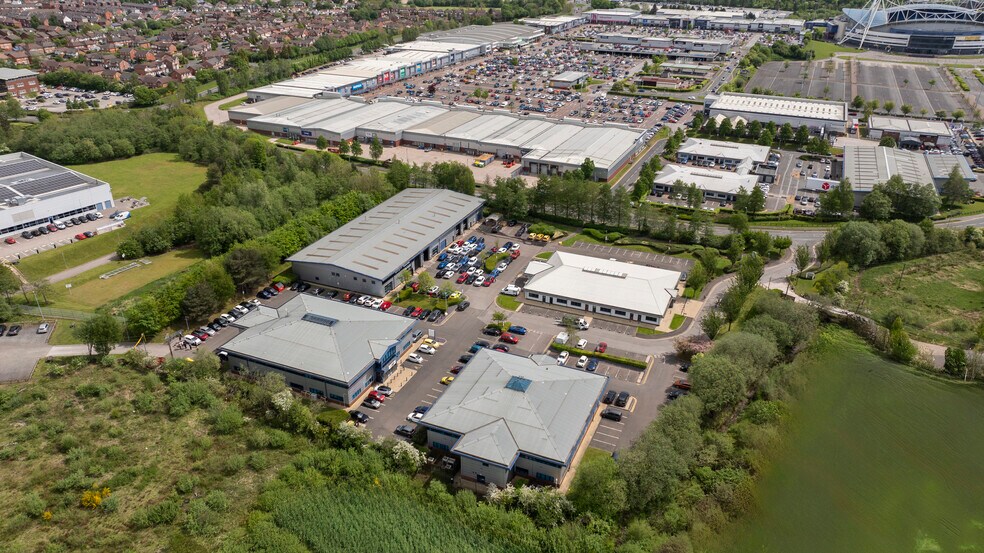 Futura Park, Bolton à louer - Photo du bâtiment - Image 2 de 10