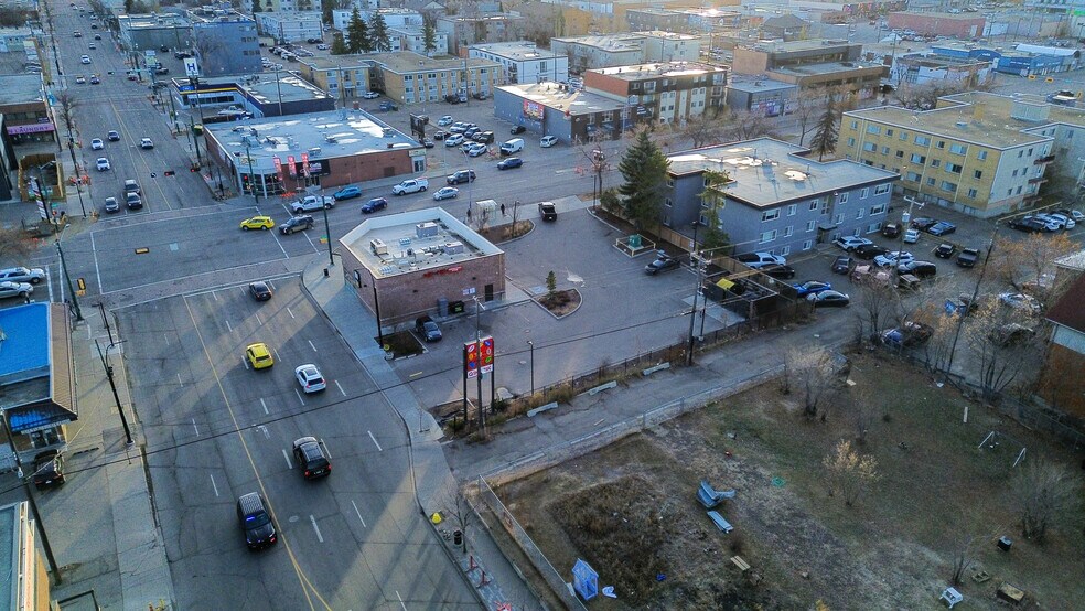 10909 107 Av NW, Edmonton, AB à vendre - Photo du bâtiment - Image 3 de 12