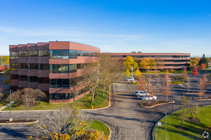 1221 E Business Center Dr, Mount Prospect, IL à louer - Photo du bâtiment - Image 2 de 8