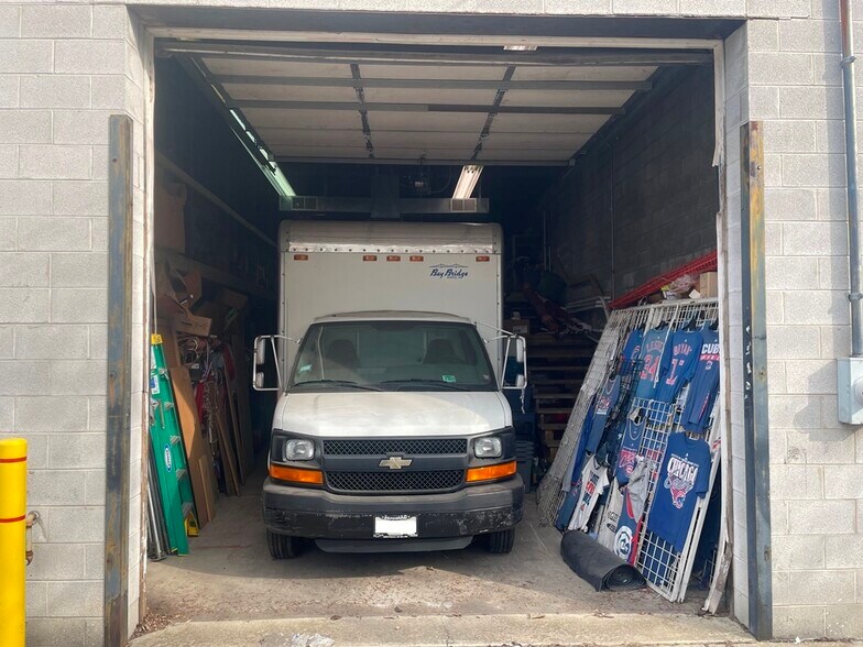 5635 W Irving Park Rd, Chicago, IL à vendre - Photo du bâtiment - Image 2 de 7