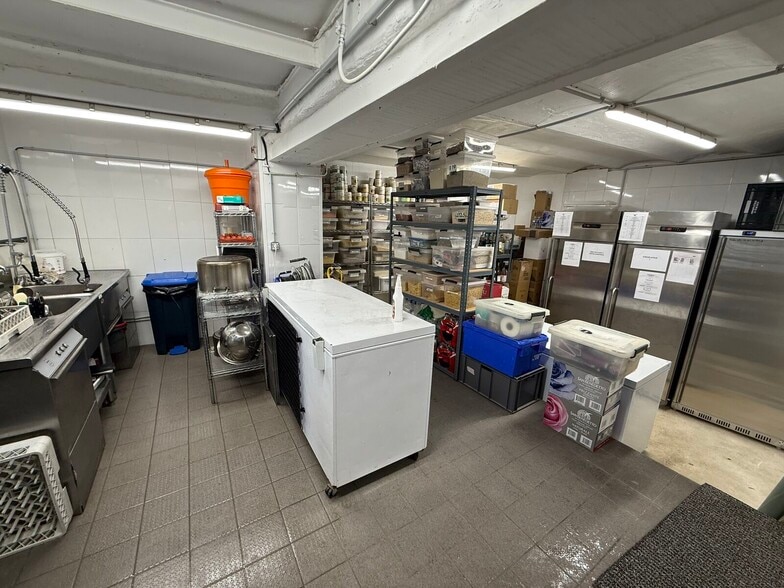 Retail in Paris for lease - Building Photo - Image 2 of 5