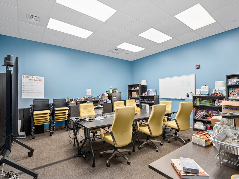 1100 Ridgefield Blvd, Asheville, NC for lease - Building Photo - Image 3 of 11