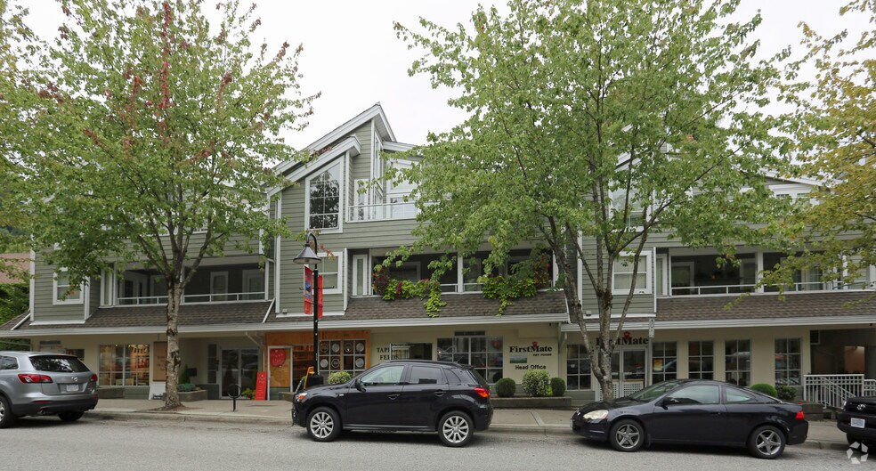 4390 Gallant Ave, North Vancouver District, BC à louer - Photo du bâtiment - Image 2 de 9