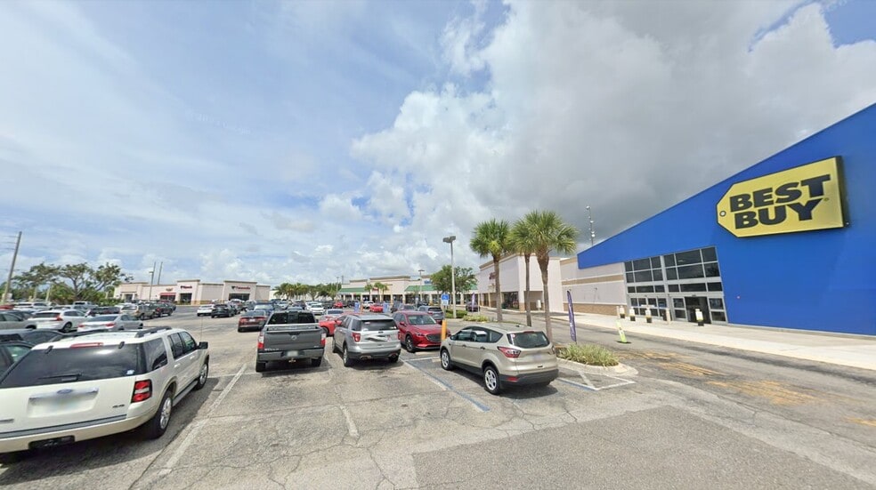 18500-18700 Veterans Blvd, Port Charlotte, FL for lease - Building Photo - Image 2 of 9