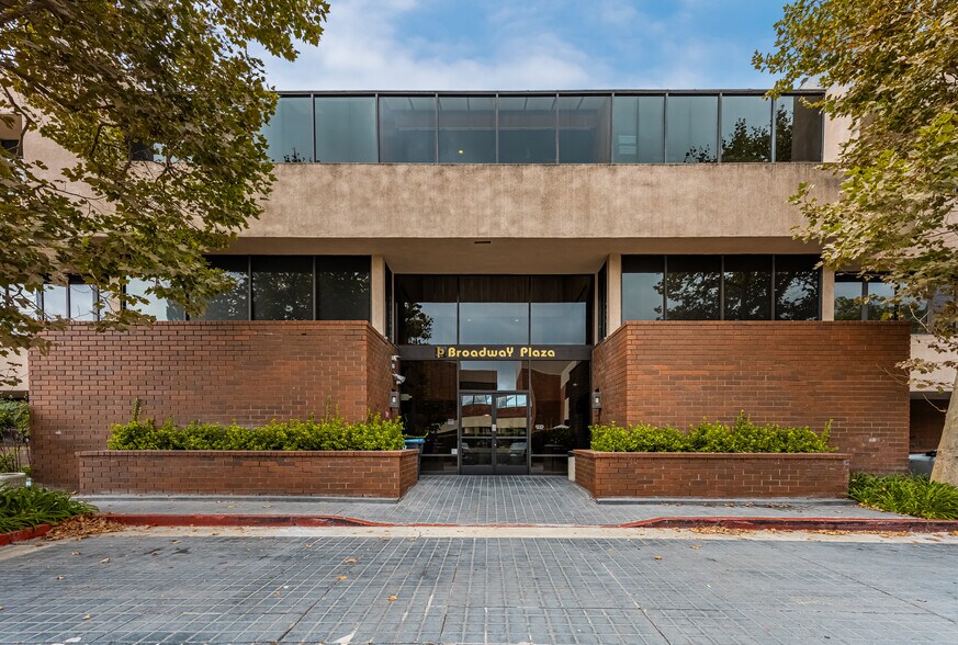 2107 N Broadway, Santa Ana, CA à vendre - Photo du bâtiment - Image 3 de 24