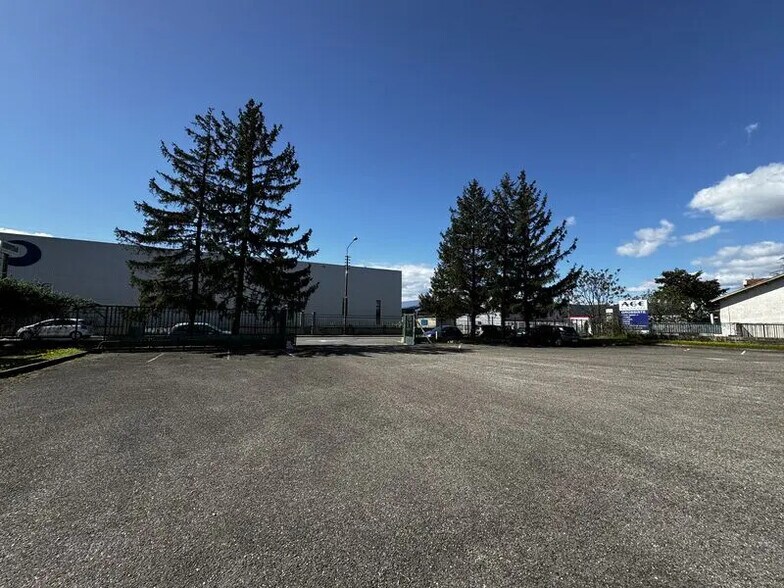 Bureau dans Décines-Charpieu à louer - Photo du bâtiment - Image 3 de 27