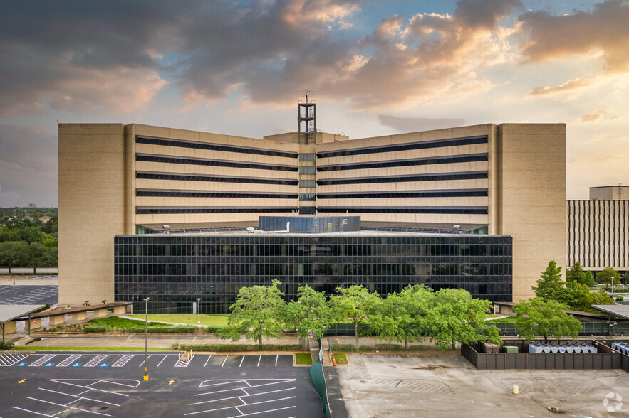 4800 Fournace Pl, Bellaire, TX for sale - Building Photo - Image 1 of 1