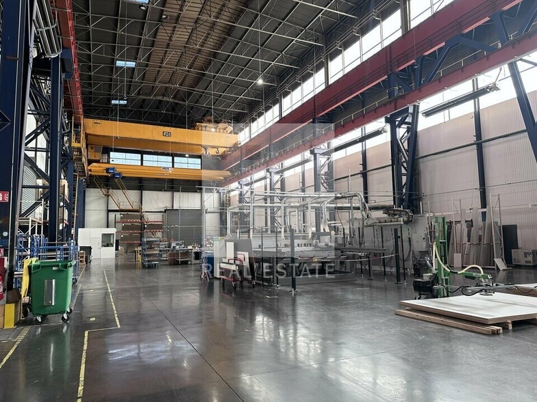 Industrial in Grenoble for lease - Building Photo - Image 1 of 12