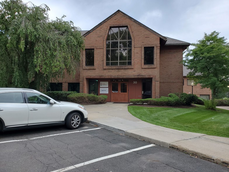 30 Avon Meadow Ln, Avon, CT à louer - Photo du bâtiment - Image 3 de 4