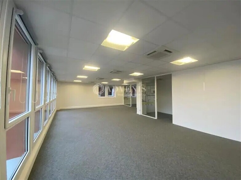 Office in Montigny-le-Bretonneux for lease - Building Photo - Image 3 of 6