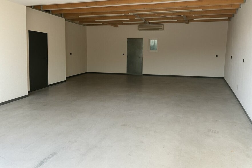 Industrial in Saint-Rémy-de-Provence for lease - Interior Photo - Image 1 of 2
