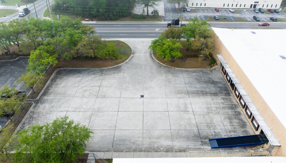 1030 Ellis Rd N, Jacksonville, FL à louer - Photo du bâtiment - Image 3 de 8