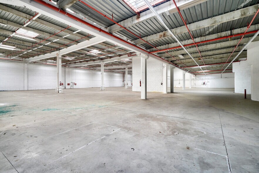 Flex in Croissy-Beaubourg for lease - Interior Photo - Image 2 of 2