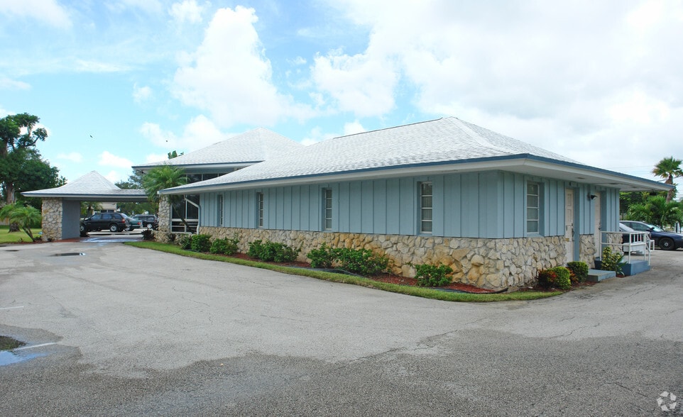 3400 Forest Hill Blvd, West Palm Beach, FL for sale - Building Photo - Image 3 of 9