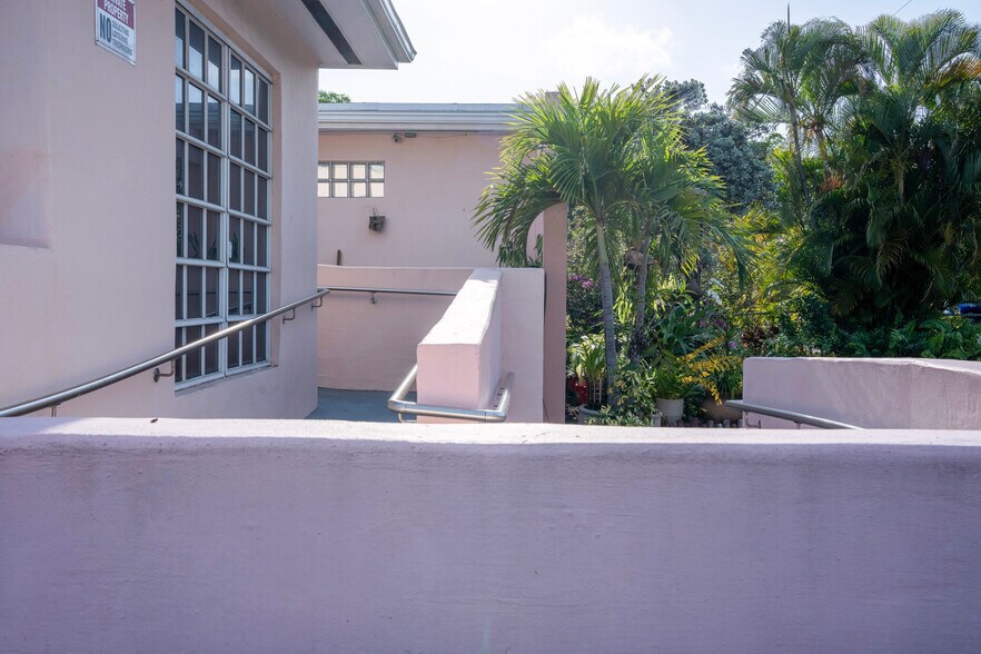 980 NE 126th St, North Miami, FL à louer - Photo du bâtiment - Image 3 de 15