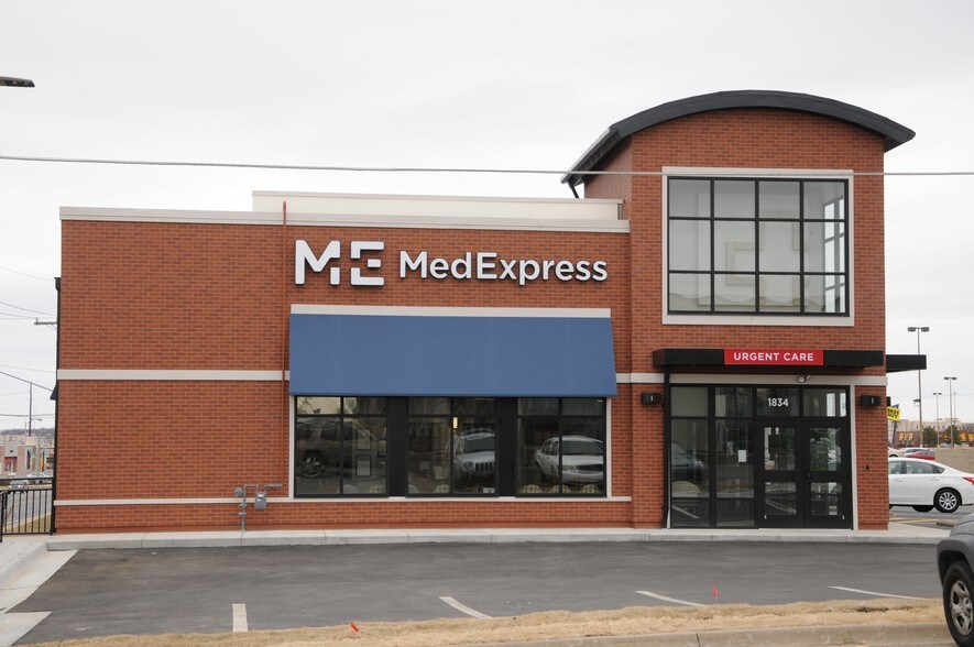 1834 SW Wanamaker Rd, Topeka, KS à vendre - Photo du bâtiment - Image 2 de 5