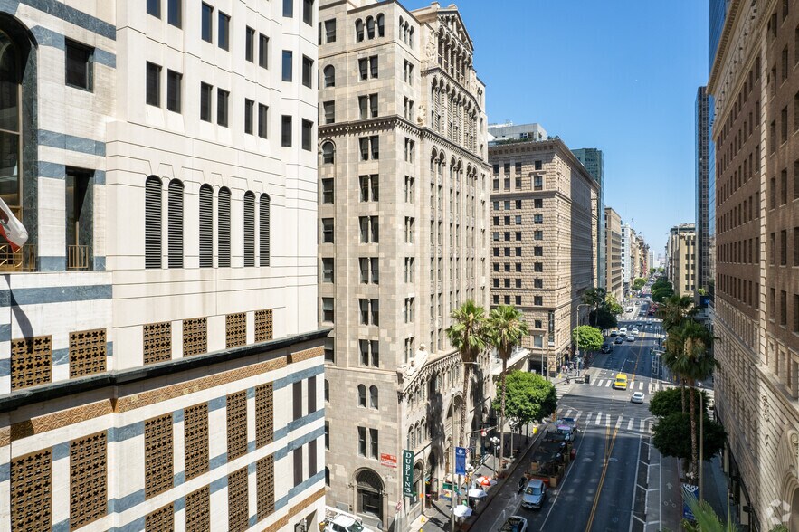 811 W 7th St, Los Angeles, CA à louer - Photo du bâtiment - Image 3 de 27