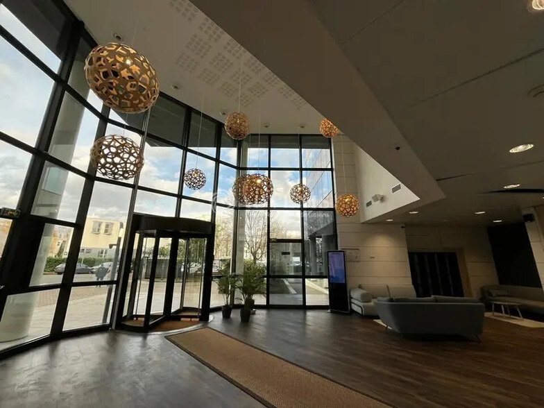 Office in Vélizy-Villacoublay for lease - Lobby - Image 2 of 9