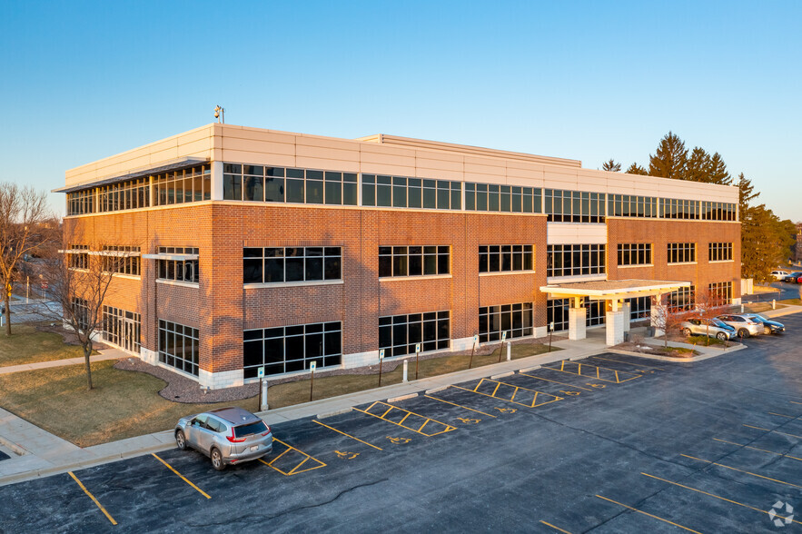 10400 W Innovation Dr, Wauwatosa, WI for lease - Building Photo - Image 1 of 7