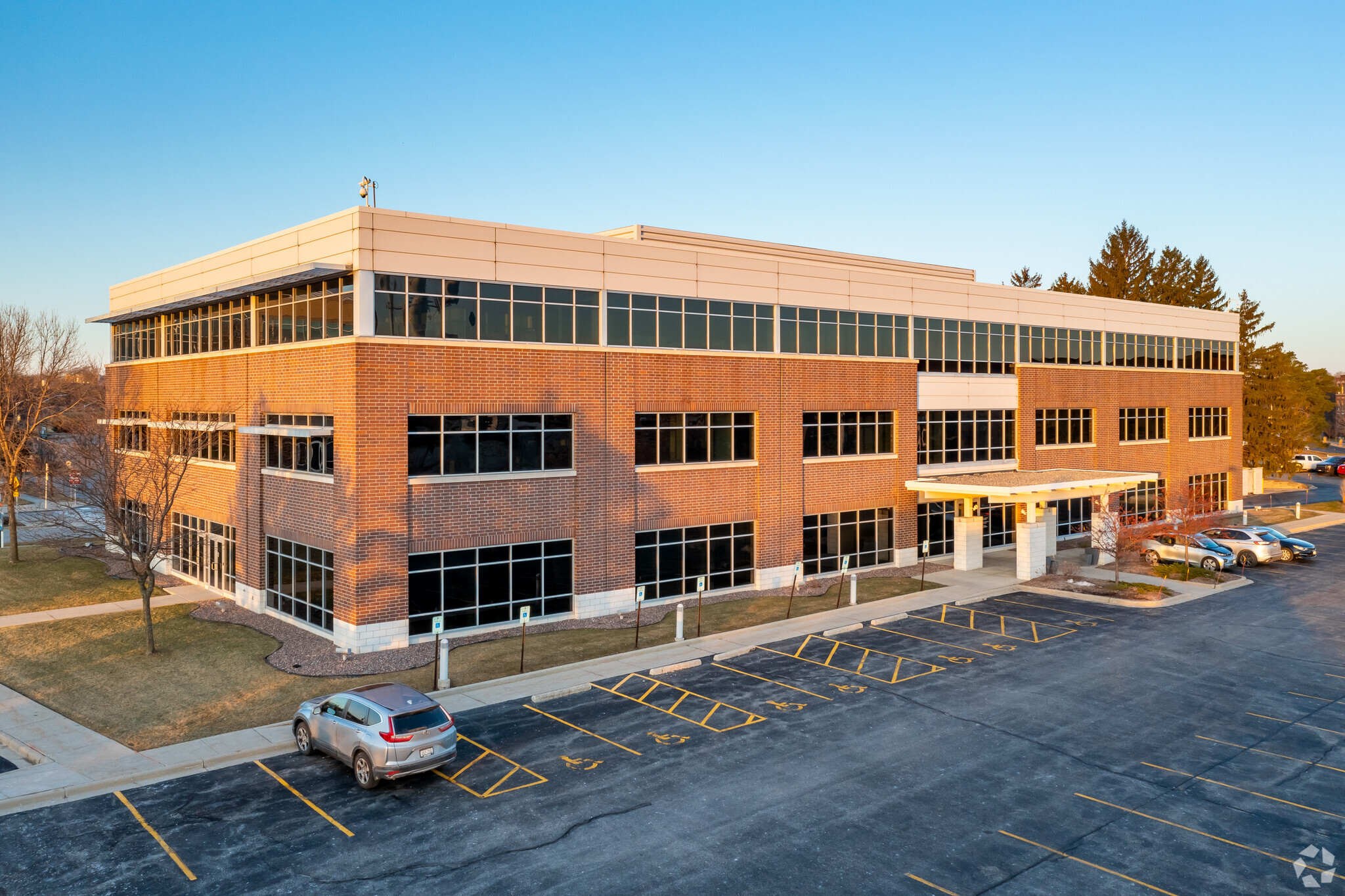 10400 W Innovation Dr, Wauwatosa, WI for lease Building Photo- Image 1 of 8