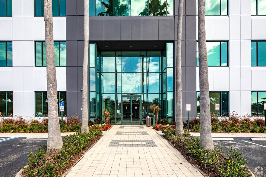 9009-9119 Corporate Lake Dr, Tampa, FL à louer - Photo du bâtiment - Image 3 de 9