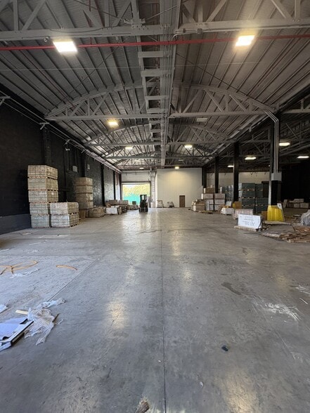 417-421 E Commercial St, Anaheim, CA for lease - Building Photo - Image 3 of 4