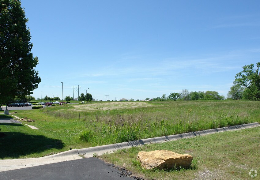 4940 Corporate Centre Dr, Lawrence, KS for lease - Primary Photo - Image 1 of 2
