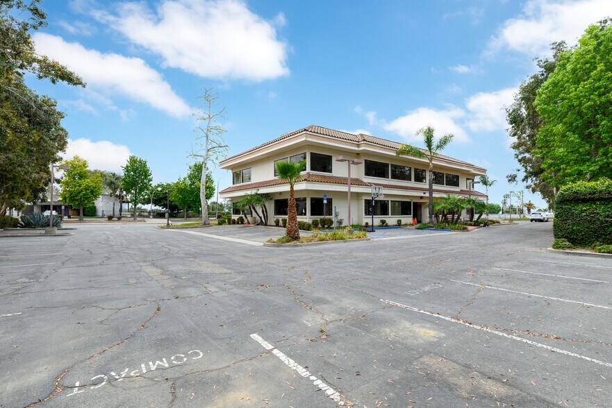 1327 Del Norte Rd, Camarillo, CA à vendre - Photo du bâtiment - Image 3 de 12