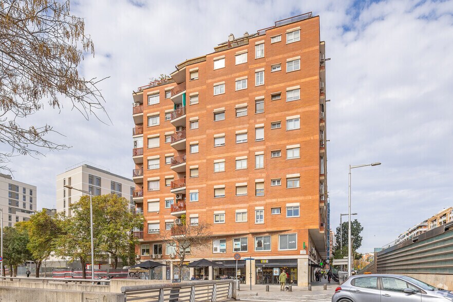 Immeuble residentiel dans Barcelone, Barcelona à vendre - Photo principale - Image 1 de 3