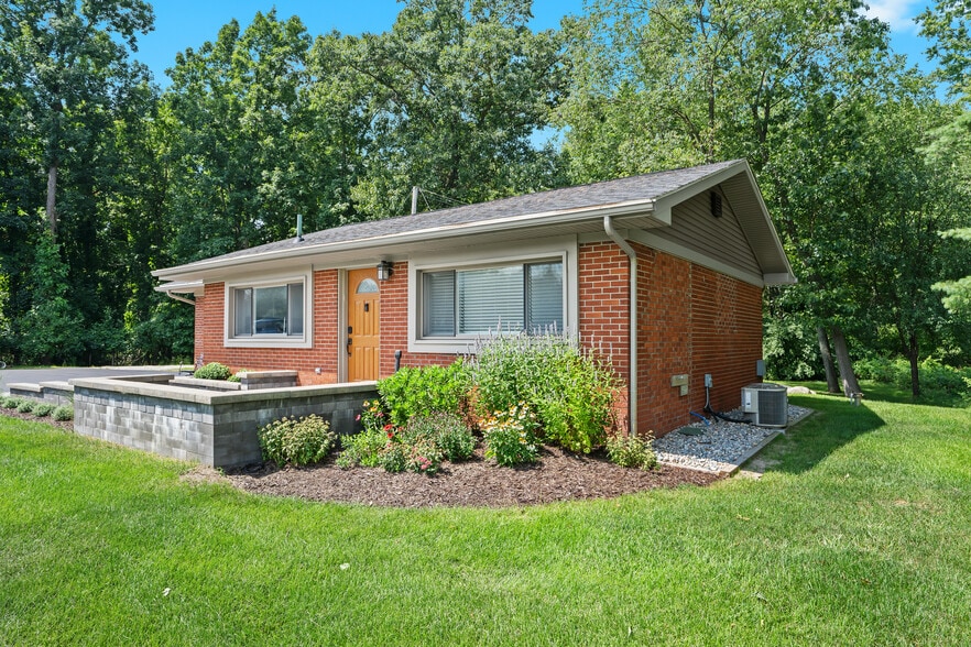 8864 Whitmore Lake Rd, Brighton, MI for lease - Building Photo - Image 2 of 17