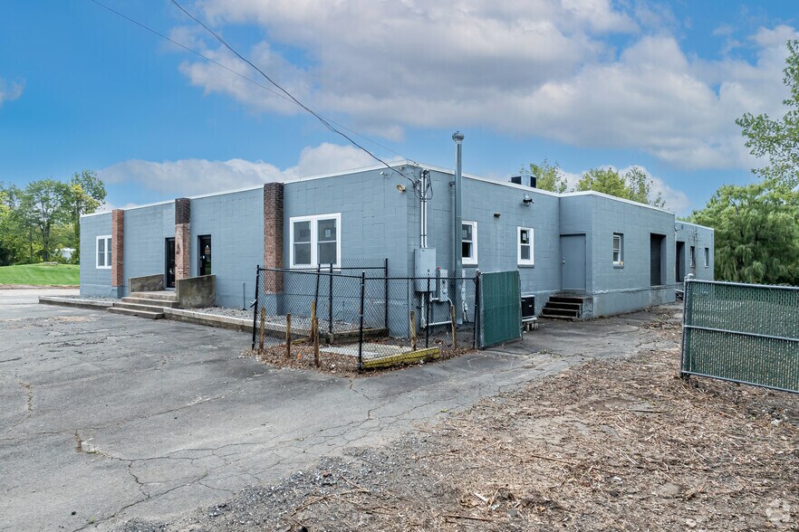 195 W Newberry Rd, Bloomfield, CT à louer - Photo du bâtiment - Image 2 de 13