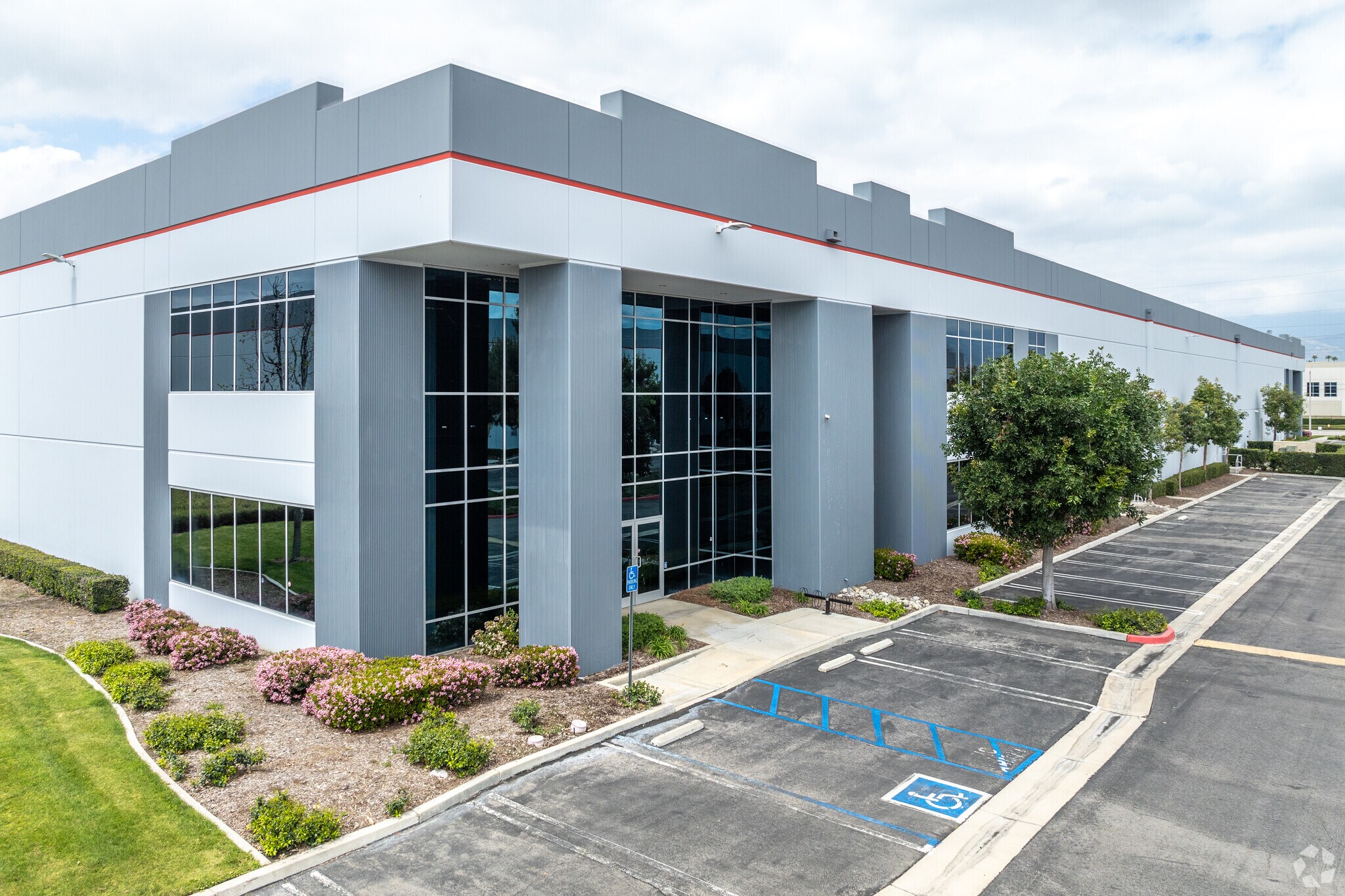 26681 San Bernardino Ave, Redlands, CA à vendre Photo du bâtiment- Image 1 de 1