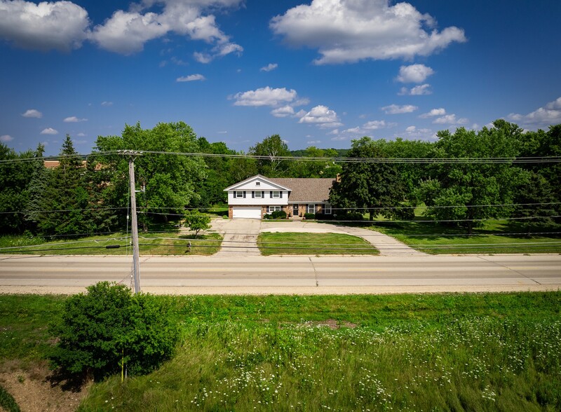 1200 Highway 83, Hartland, WI à vendre - Photo principale - Image 2 de 7