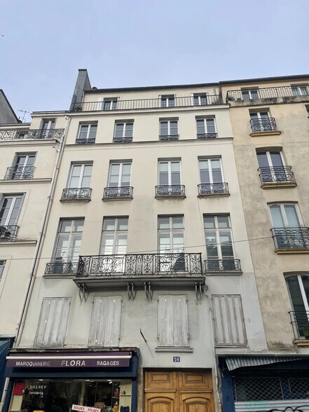 24 Rue Saint-Antoine, Paris à louer - Photo du bâtiment - Image 2 de 10