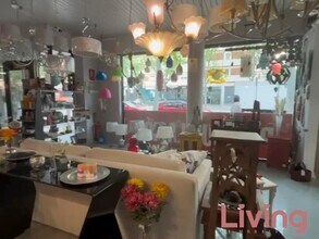 Commerce de détail dans Alcalá de Henares, Madrid à louer - Vidéo sur l’inscription commerciale 