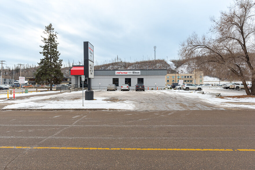 10013 MacDonald Ave, Fort McMurray, AB à louer - Photo du bâtiment - Image 2 de 10