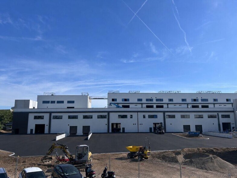 Flex dans Vénissieux à louer - Photo du bâtiment - Image 2 de 9