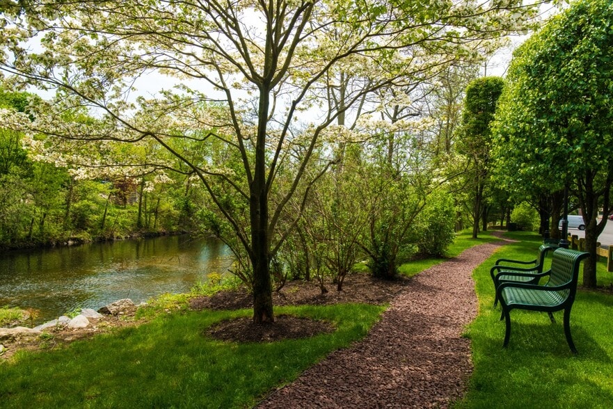 10 Glover Ave, Norwalk, CT à louer - Photo du bâtiment - Image 2 de 4