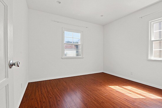 8521 Saturn St, Los Angeles, CA à vendre - Photo intérieure - Image 3 de 12