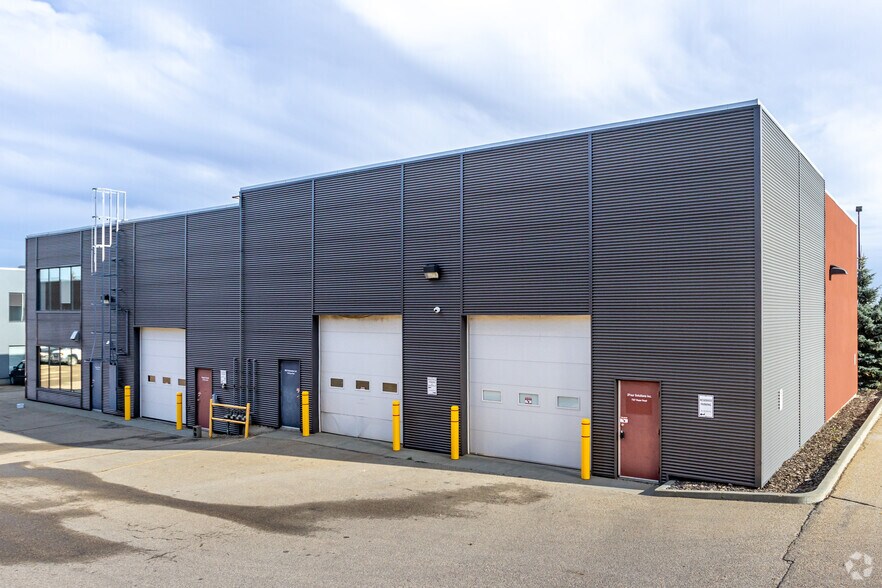 7327 Roper Rd NW, Edmonton, AB à louer - Photo du bâtiment - Image 2 de 2