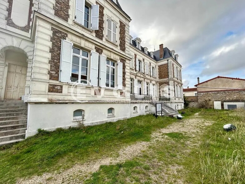 Office in Corbeil-Essonnes for lease - Building Photo - Image 1 of 7