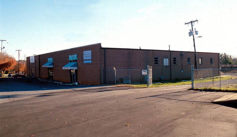 8616-8620 Monroe Rd, Charlotte, NC à louer - Photo du bâtiment - Image 2 de 7