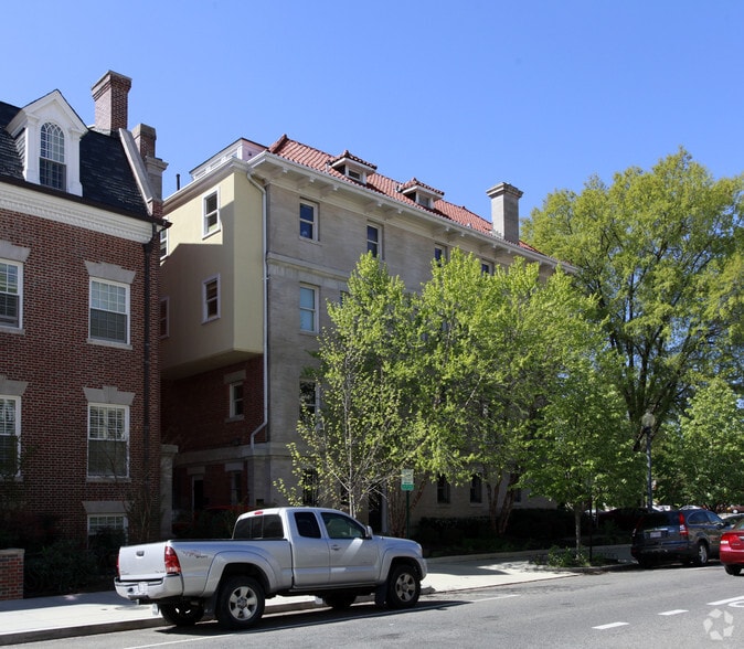 2223 Massachusetts Ave NW, Washington, DC à vendre - Photo du bâtiment - Image 2 de 2