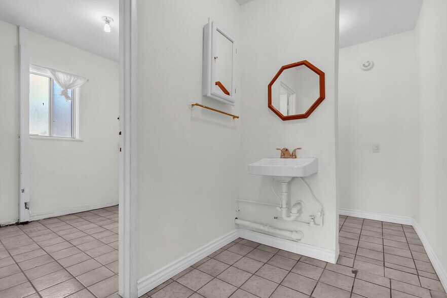 9707 Flower St, Bellflower, CA à louer - Photo du bâtiment - Image 3 de 35