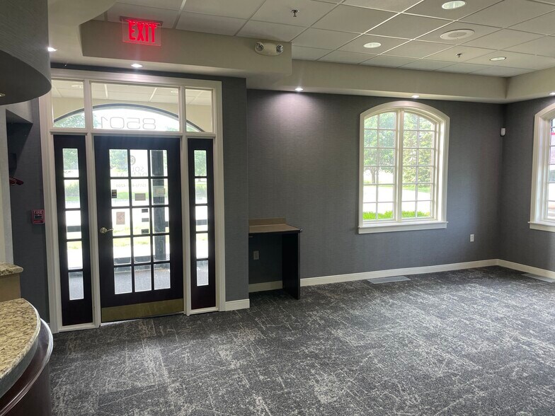 8501 Plum Dr, Urbandale, IA à vendre - Photo du bâtiment - Image 2 de 17