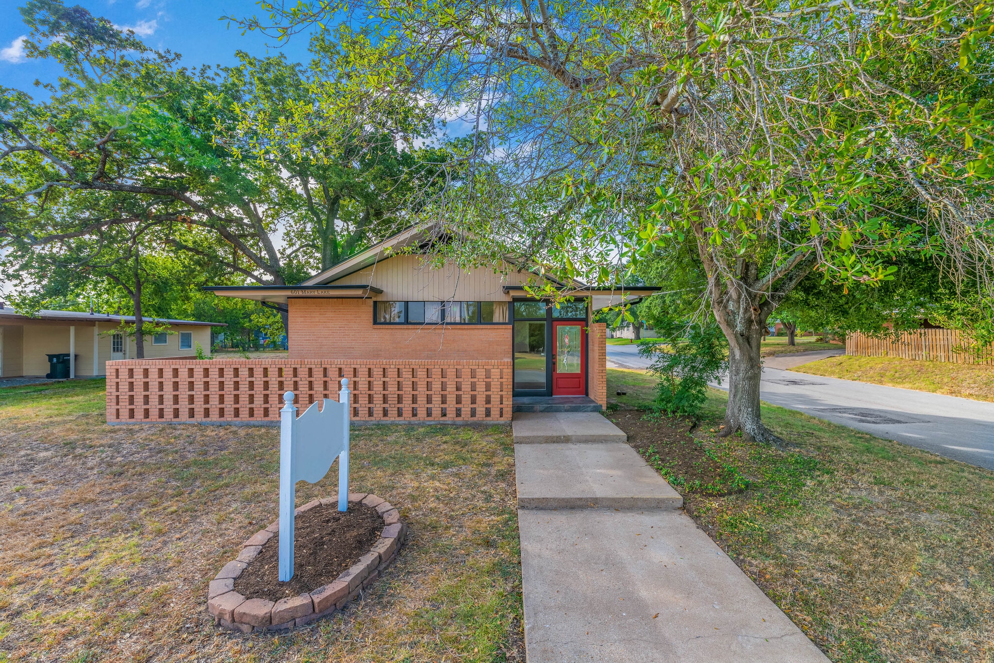 601 Mary Lake Dr, Bryan, TX for sale Primary Photo- Image 1 of 74