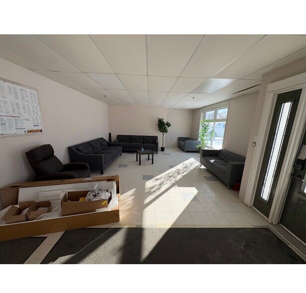 115 Centennial Rd, Shelburne, ON à louer - Photo du bâtiment - Image 3 de 7