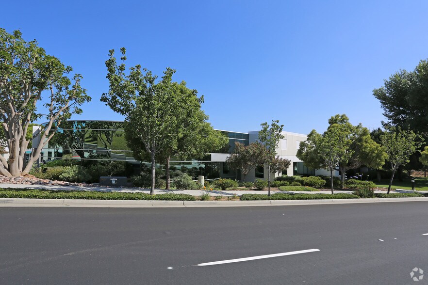 7090 Miratech Dr, San Diego, CA à louer - Photo du bâtiment - Image 2 de 20