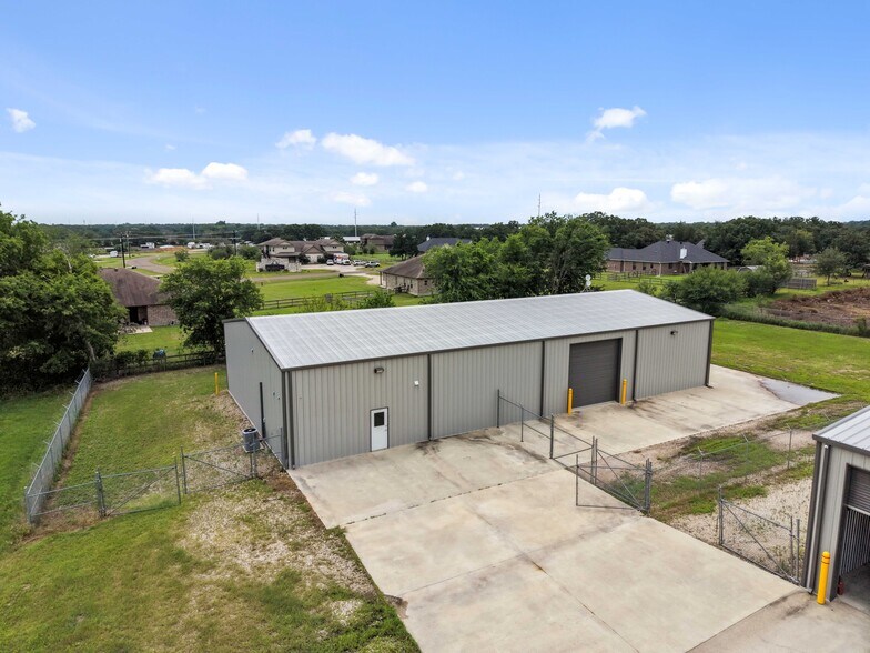 7502 E State Highway 21, Bryan, TX à louer - Photo du bâtiment - Image 2 de 10