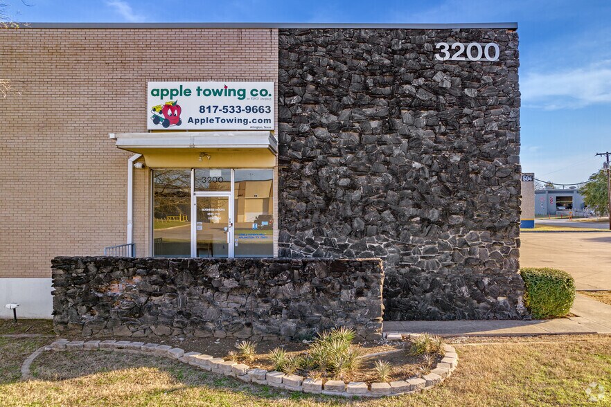 3200 E Randol Mill Rd, Arlington, TX à louer - Photo du bâtiment - Image 3 de 5
